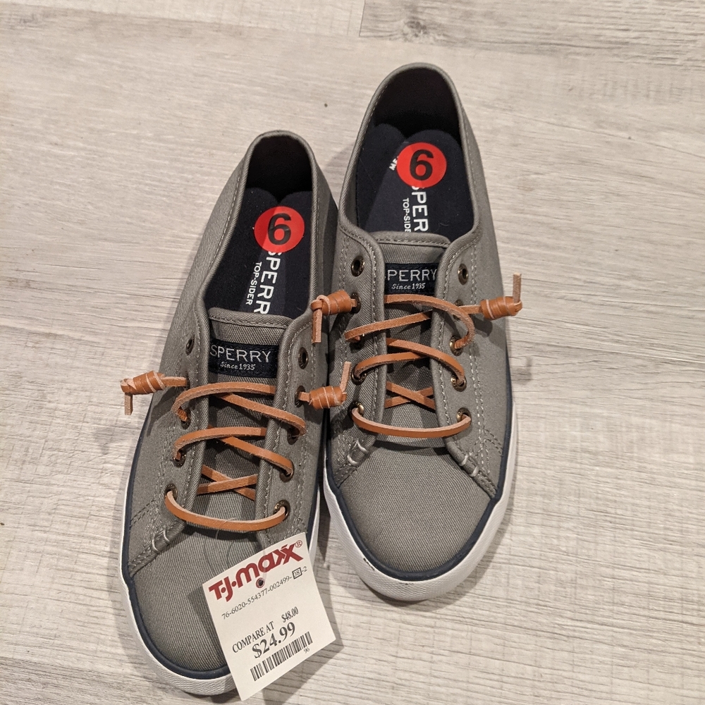 Woman Sperrys Size 6 . New w Tickets$17
